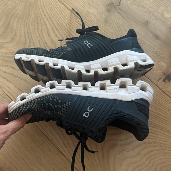 On Running Cloudswift Black and White Sneakers W8 - Picture 4 of 6